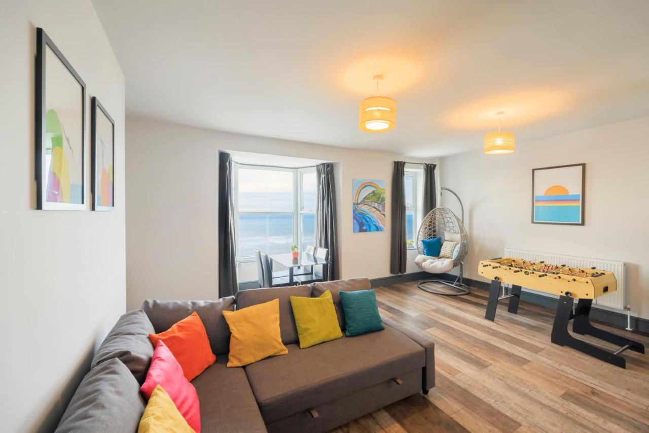 Apartment Seafront With Balcony, Parking And Sea Views *
