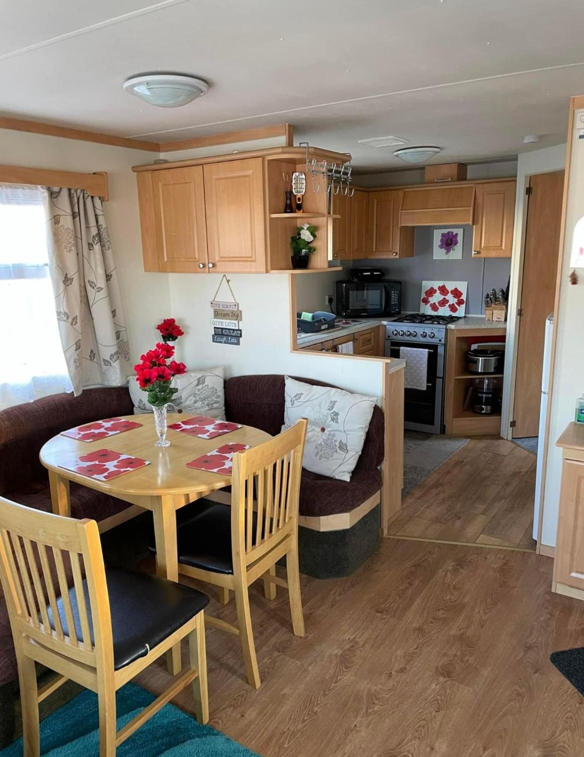 Lovley 3 Bedroom Static Caravan In Clarach Bay