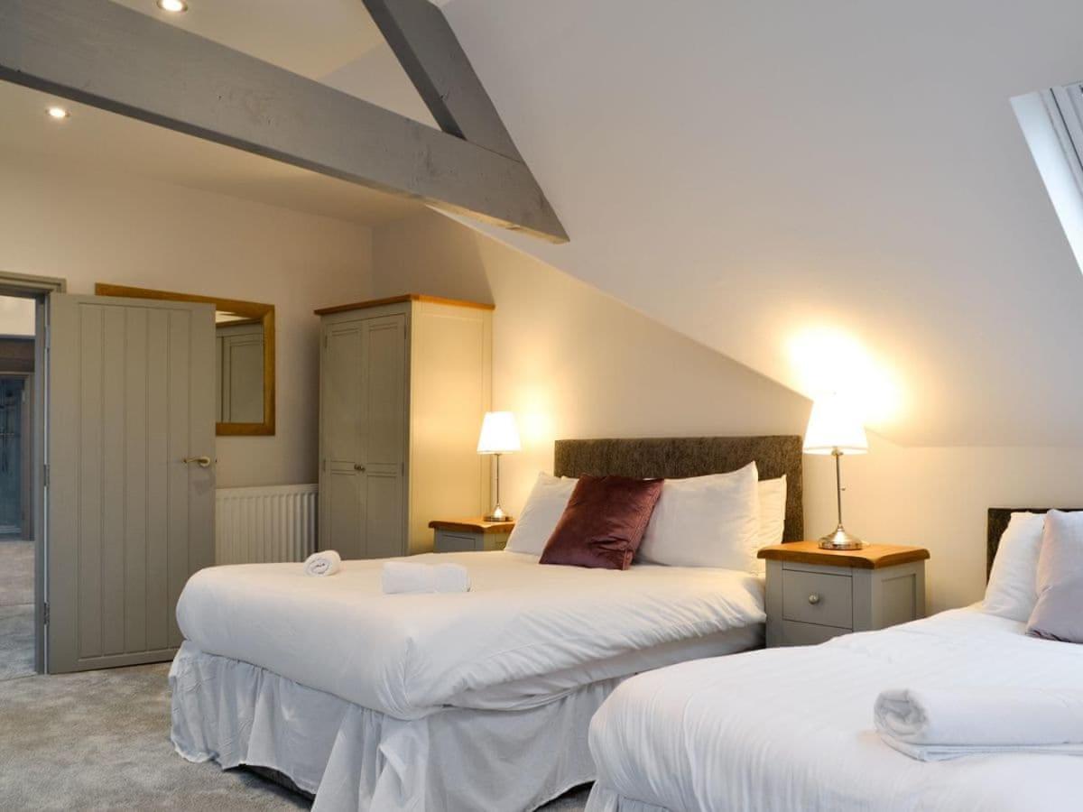 Grosvenor House 2 *