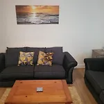 Large 5 Bed Town-Centre Home Close To The Beach, Sleeps 9