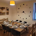 Large 5 Bed Town-Centre Home Close To The Beach, Sleeps 9