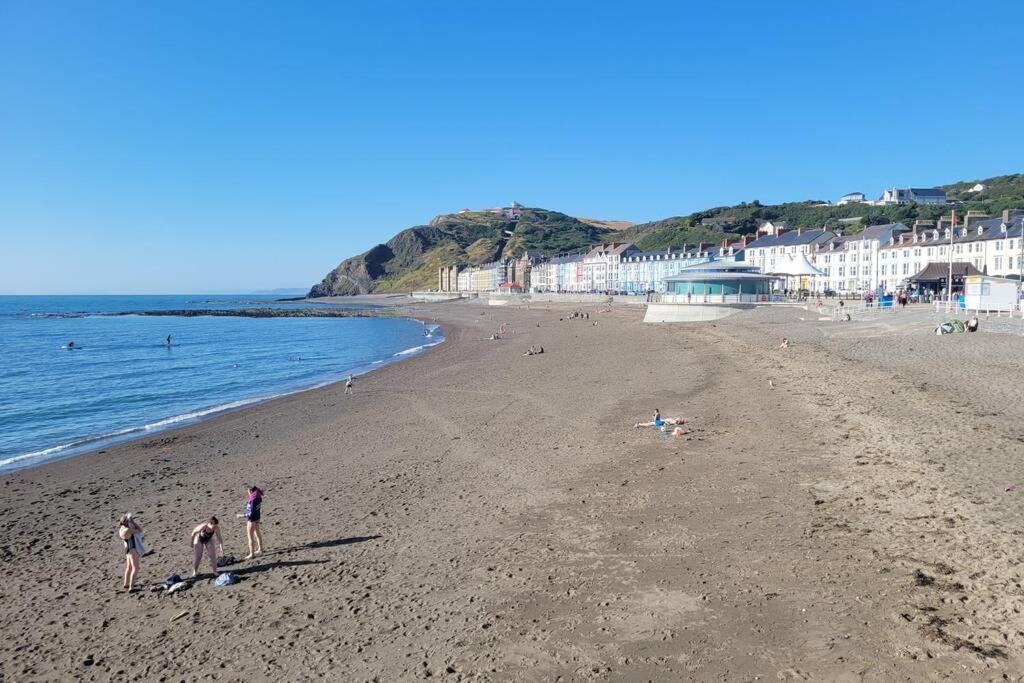 Large 5 Bed Town-centre Close To The Beach, Sleeps 9 Holiday home Aberystwyth