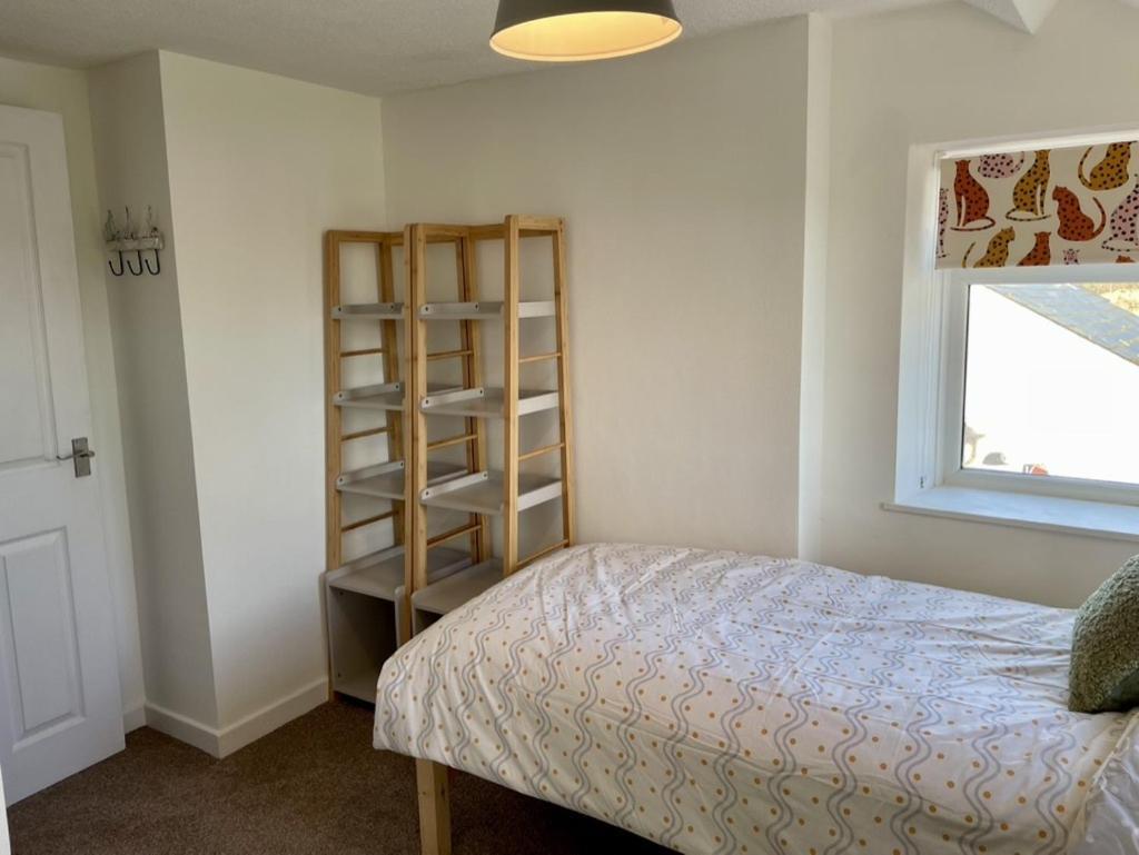 Taylor Way Apartment *