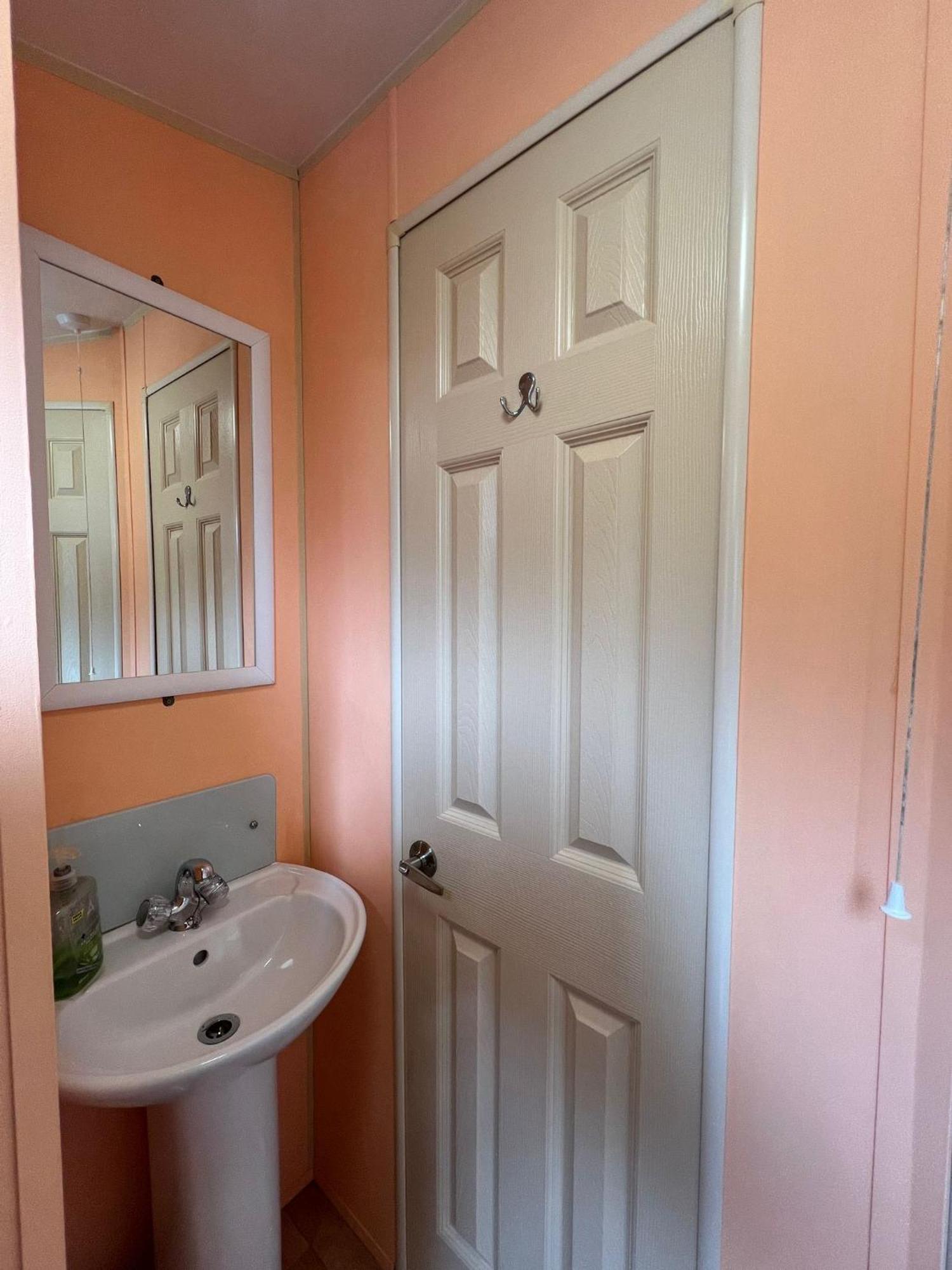 Light And Airy 2 Bedroom Mobile Apartment *