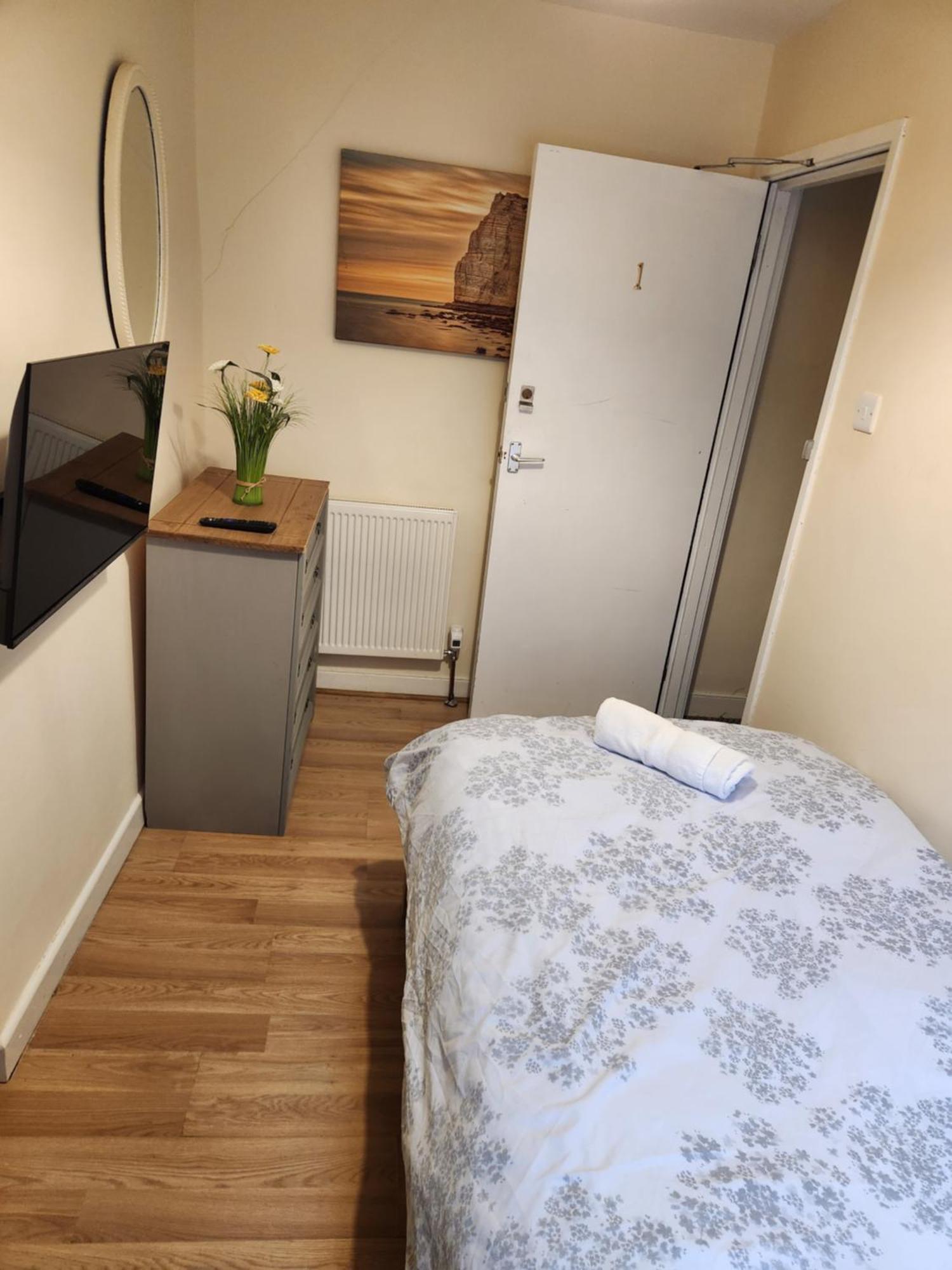 Large 5 Bed Town-centre Close To The Beach, Sleeps 9 Holiday home