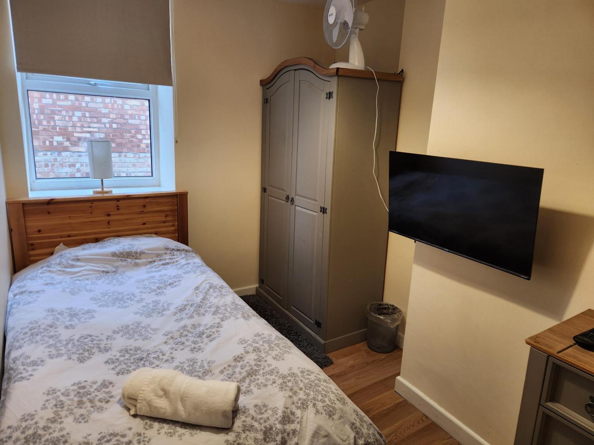 Large 5 Bed Town-centre Close To The Beach, Sleeps 9 Holiday home Aberystwyth