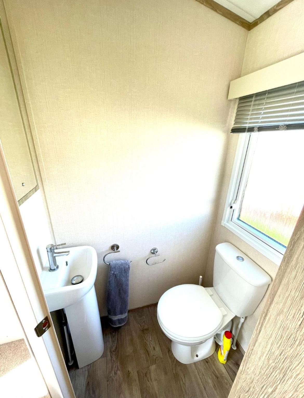 Platinium Standard Luxury And Modern Static Caravan At Clarach Bay