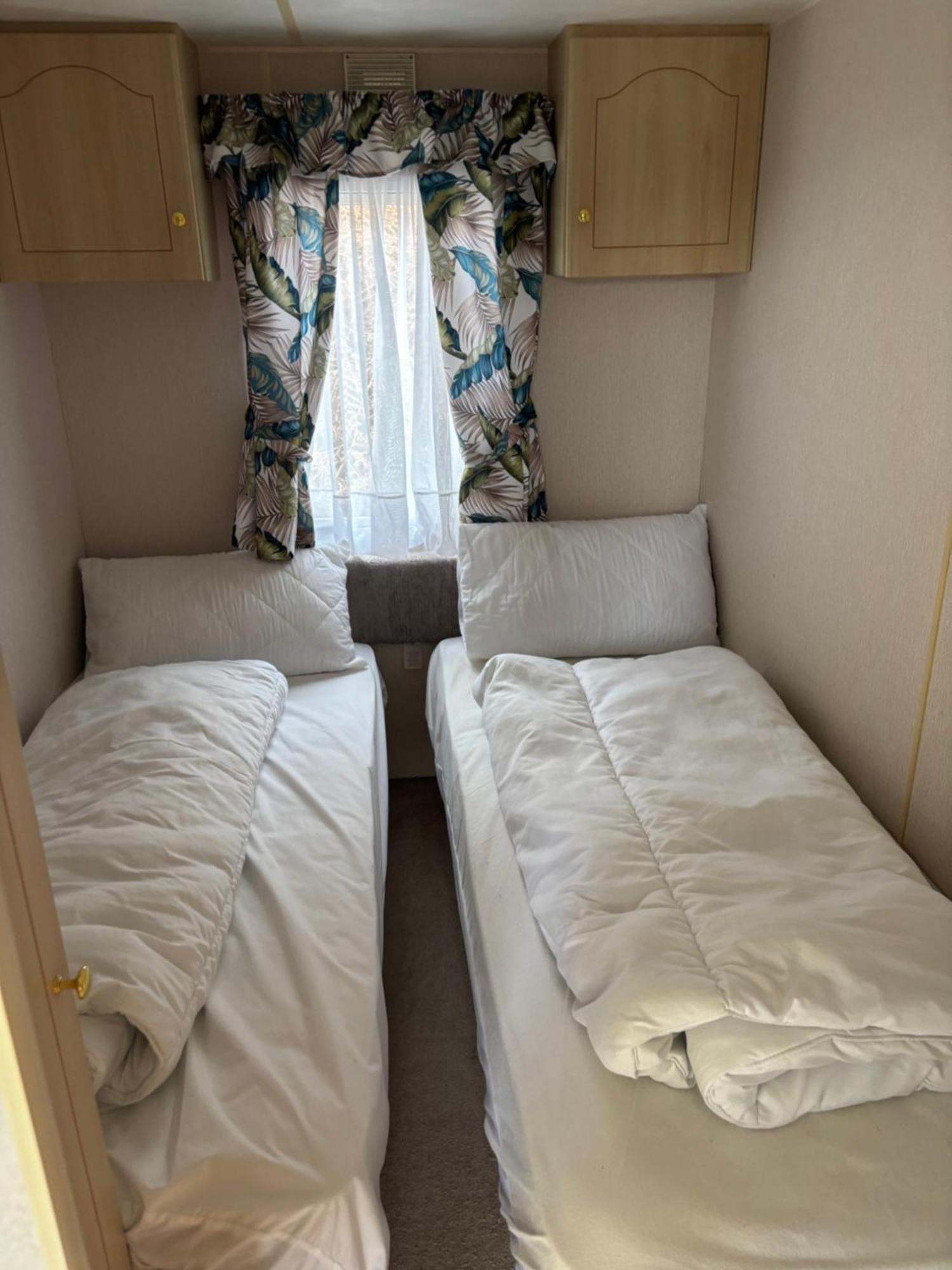 Hilltop Hideaway 2 Bed Caravan With Panoramic Town Scenery In Village F8