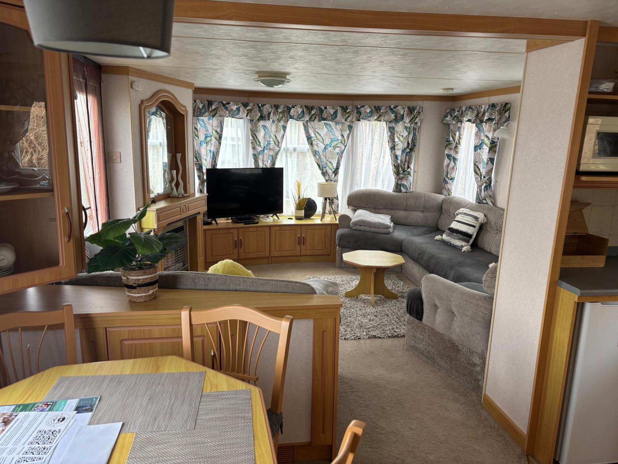 Hilltop Hideaway 2 Bed Caravan With Panoramic Town Scenery In Village F8