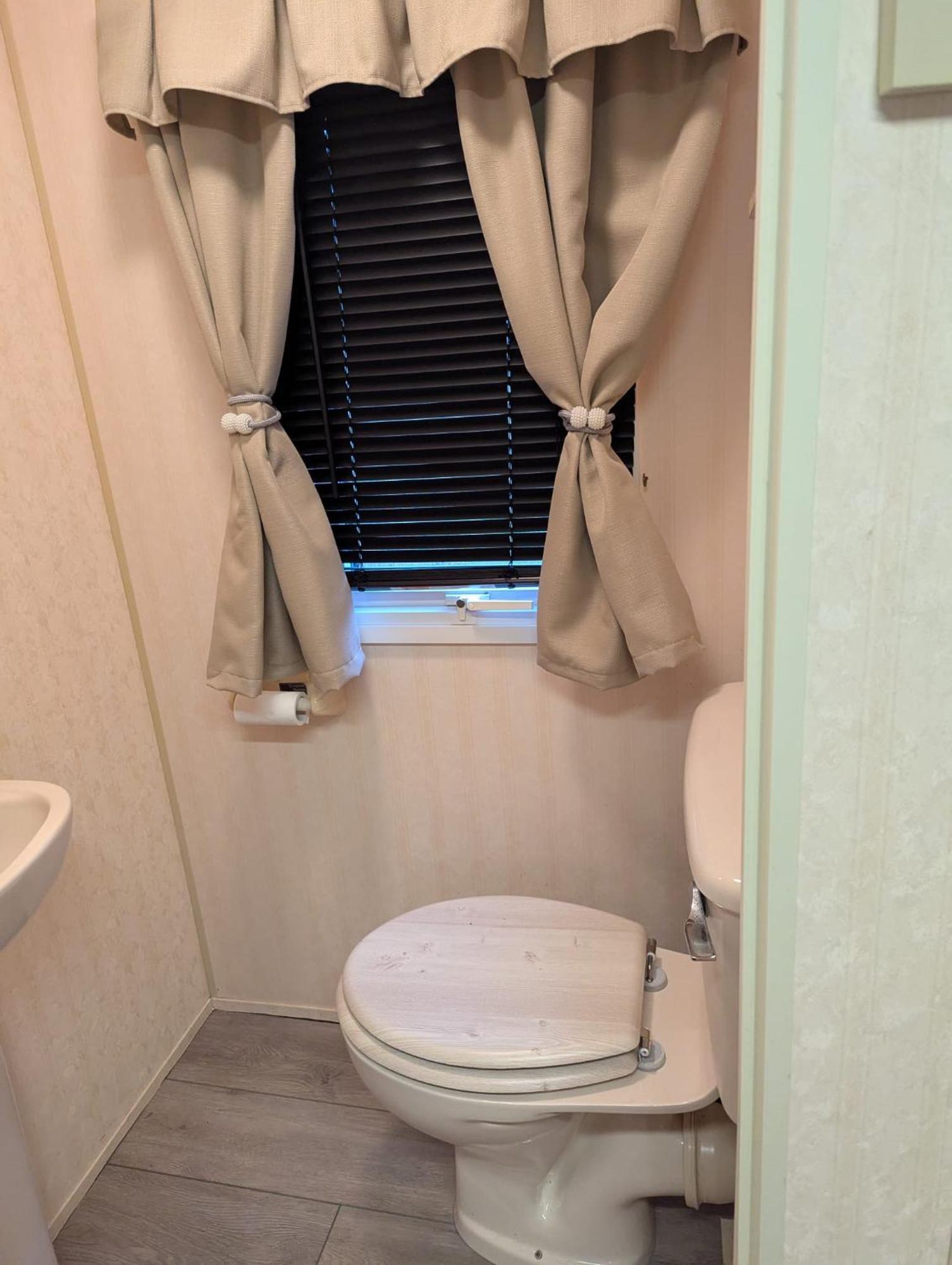 Walking Distance To And Town Great Outside Space Dog Friendly Free Parking Next To Caravan *